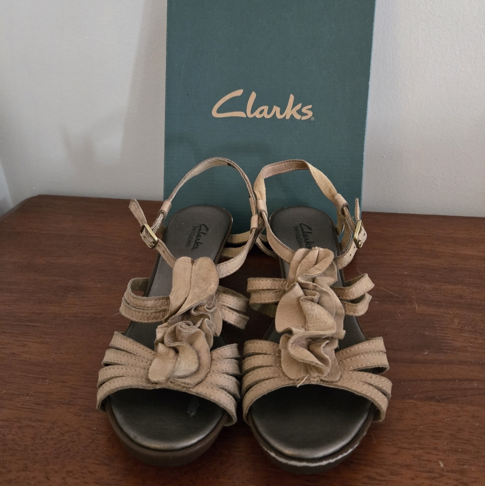 Clarks Bendables Women's Beige Tan Floral Sandals Wedges